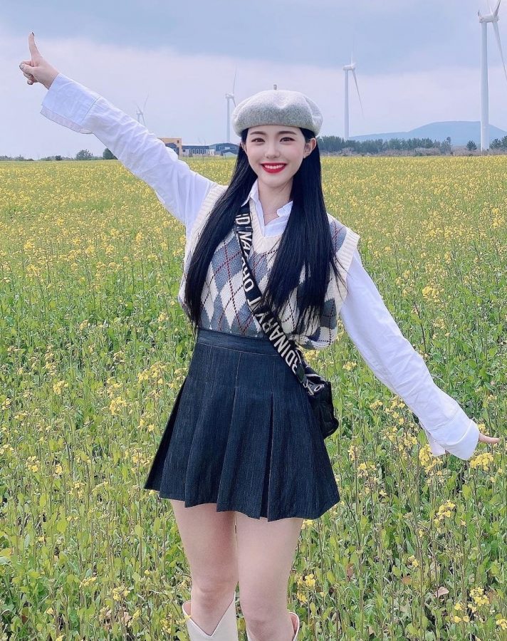 韩国啦啦队李多惠穿超短裙站在田野上秀白腿（第1张/共3张）