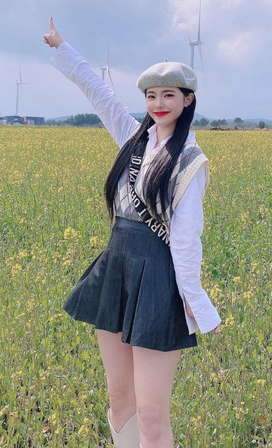 韩国啦啦队李多惠穿超短裙站在田野上秀白腿（第2张/共3张）