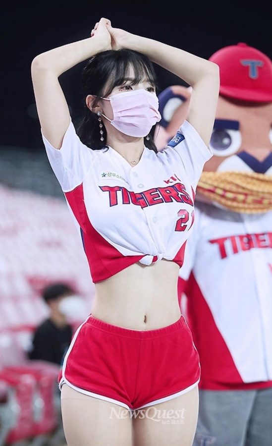 韩国啦啦队队长李多惠完美的白大腿(2/2)