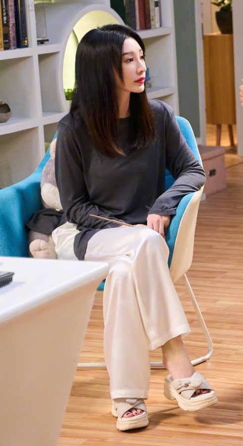 情景喜剧《家有姐妹》剧照柳岩穿凉拖鞋美足白皙(3/8)