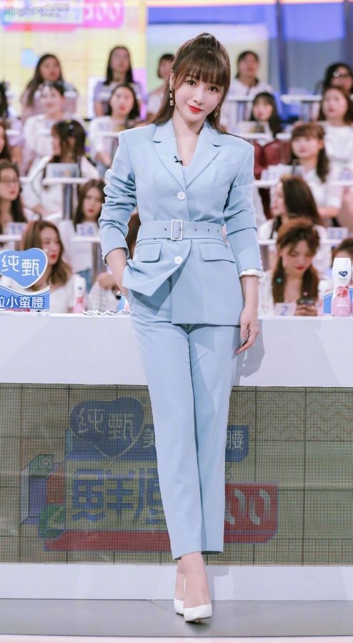 湖南卫视《鲜厨100》柳岩蓝色西装白高跟魅力四射(1/4)
