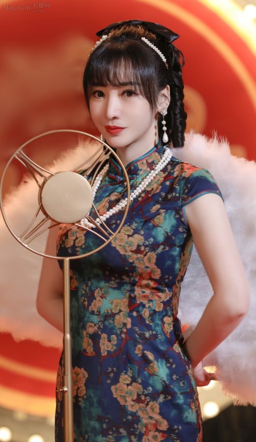 《时空店铺》柳岩这身材前凸后翘太适合穿旗袍了（第2张/共7张）