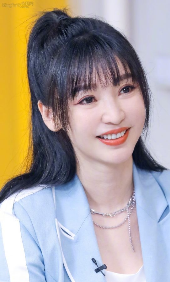 女神柳岩录制节目时穿细高跟鞋亮鞋底(2/4)