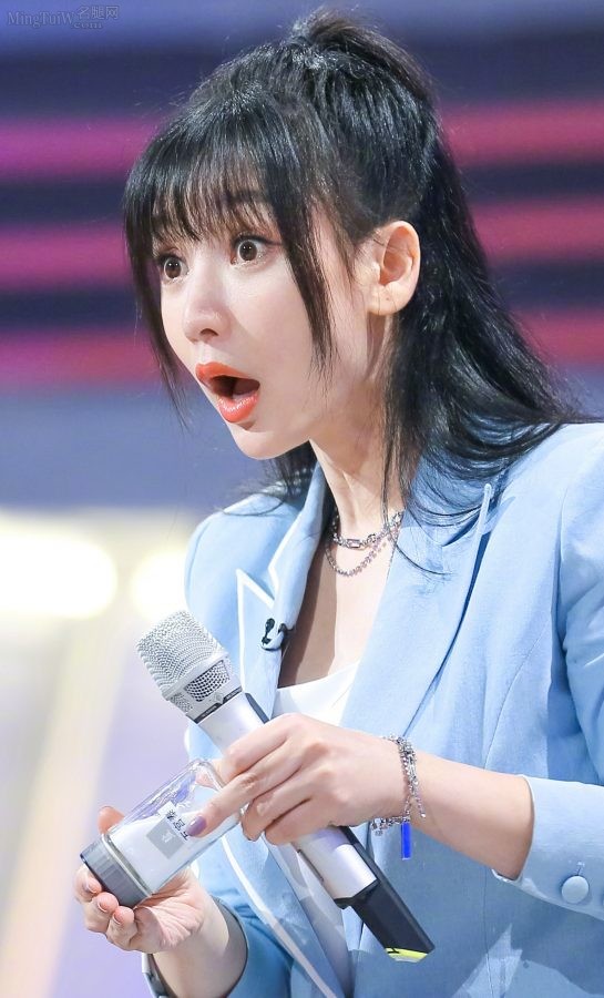 女神柳岩录制节目时穿细高跟鞋亮鞋底(4/4)