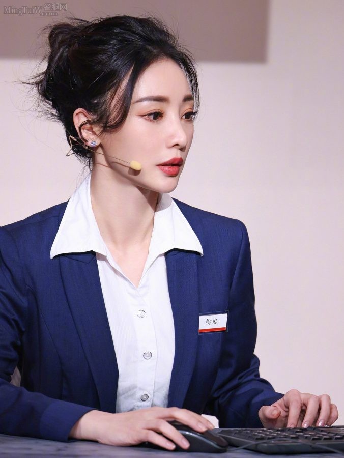 北京台春晚小品《反诈银行》大堂经理柳岩真的好美(4/5)