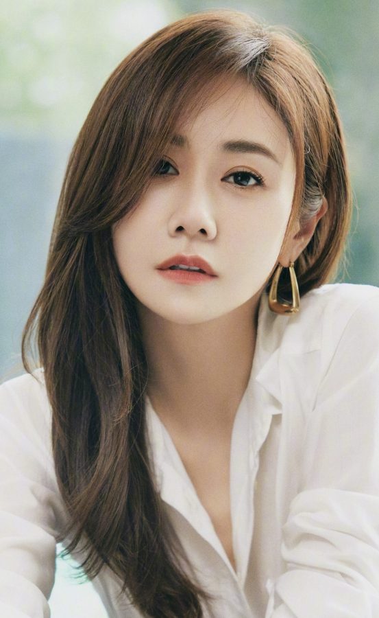 Liu Yun wears a white shirt with black leather and crossed legs. She has an intellectual temperament and is pure and natural.(2/4)