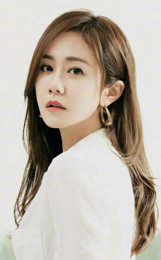 Liu Yun wears a white shirt with black leather and crossed legs. She has an intellectual temperament and is pure and natural.(4/4)