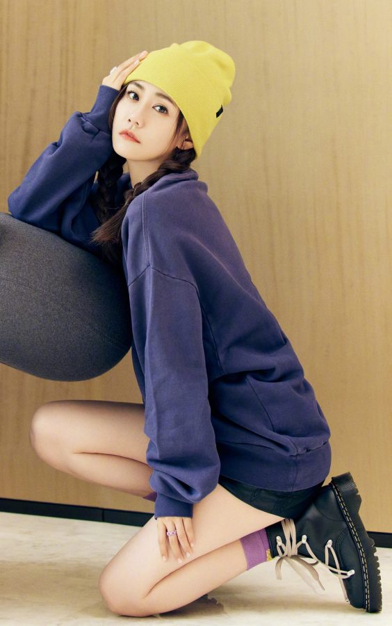 黄色毛绒帽蓝色卫衣刘芸美腿光滑(3/5)