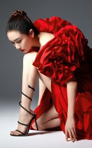 刘芸为杂志拍摄写真大片好迷人的大腿