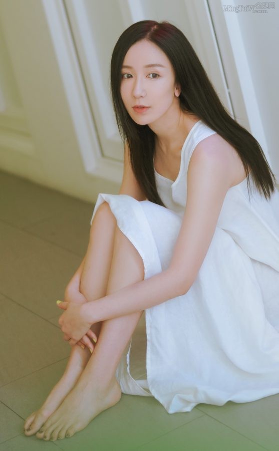 “胡一菲”娄艺潇清纯白裙美脚照(6/11)