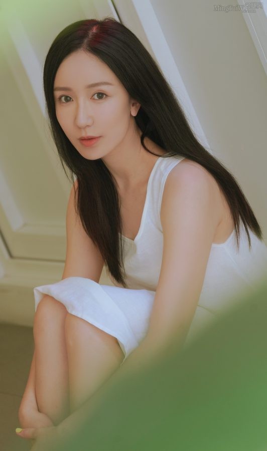 “胡一菲”娄艺潇清纯白裙美脚照(7/11)
