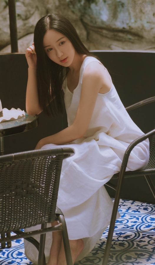 “胡一菲”娄艺潇清纯白裙美脚照(9/11)