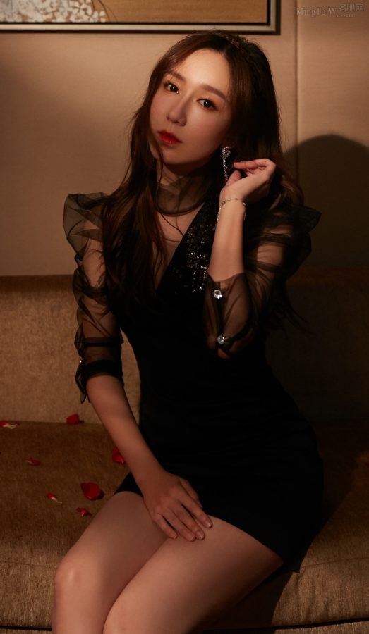 绝色佳人娄艺潇穿黑色超短裙美腿玉足(4/7)