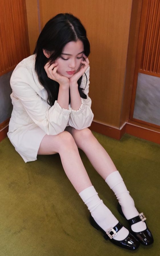 年轻的大提琴演奏者欧阳娜娜滑嫩的少女腿(3/3)
