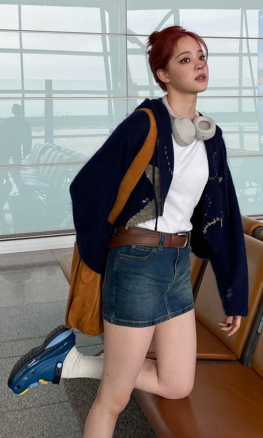 Ouyang Nana puts on a super short denim skirt to show off her beautiful legs(3/5)