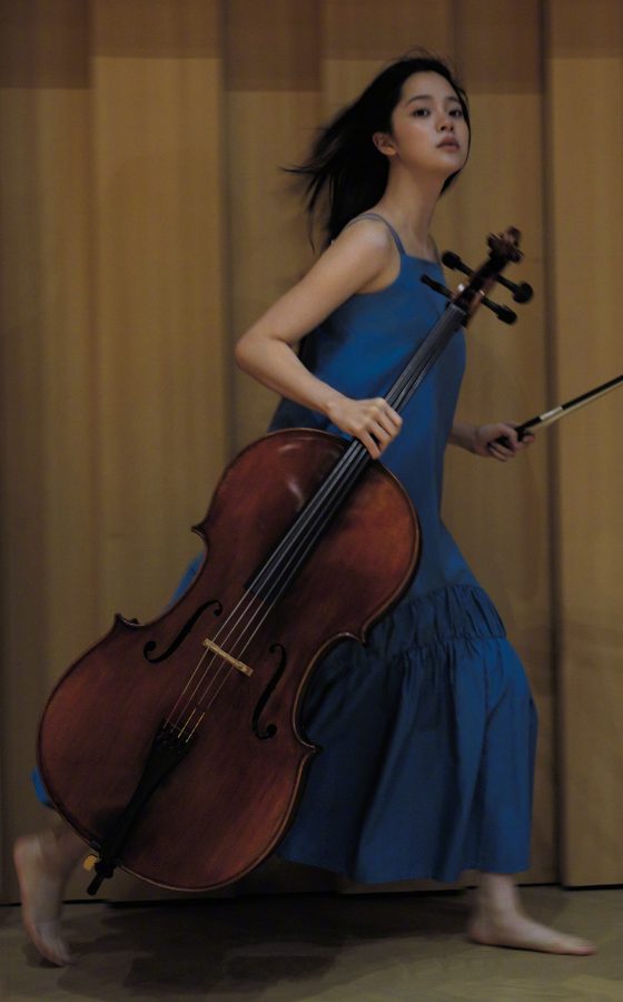 拿着大提琴在地板上光脚行走的女生欧阳娜娜（第1张/共5张）