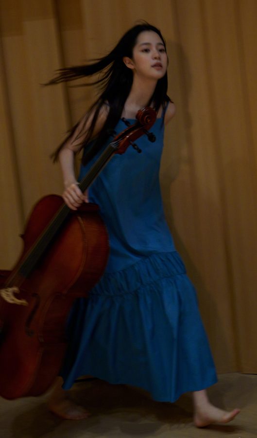 拿着大提琴在地板上光脚行走的女生欧阳娜娜（第2张/共5张）