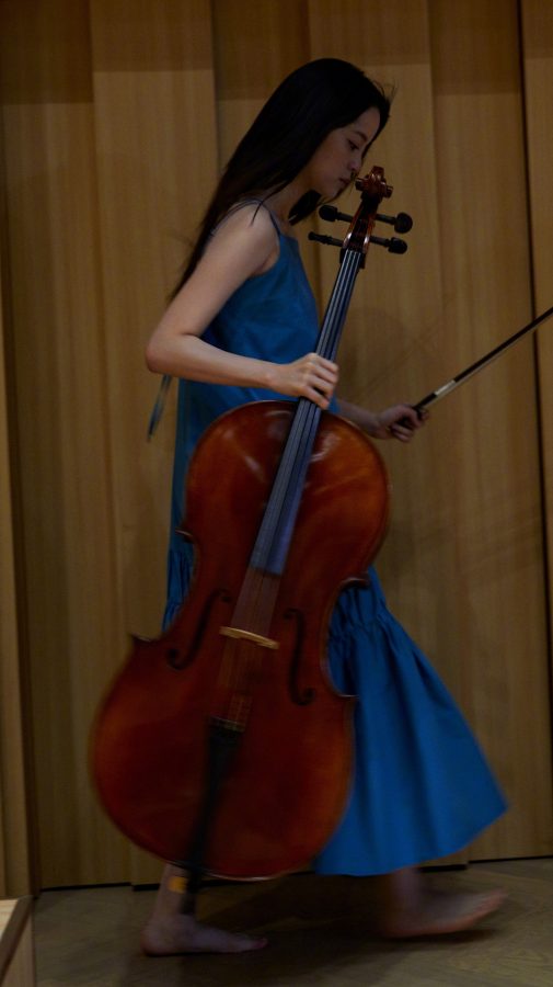 拿着大提琴在地板上光脚行走的女生欧阳娜娜（第3张/共5张）