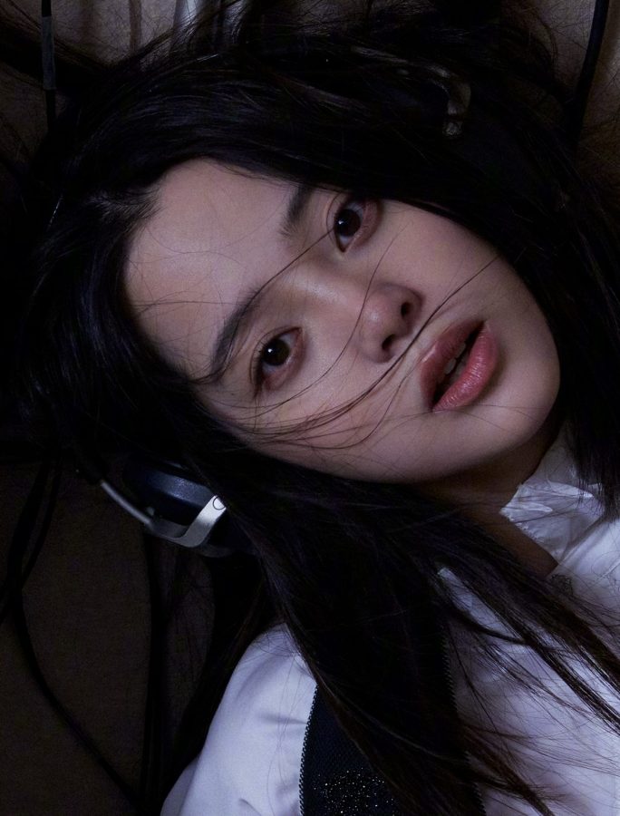 拿着大提琴在地板上光脚行走的女生欧阳娜娜(5/5)