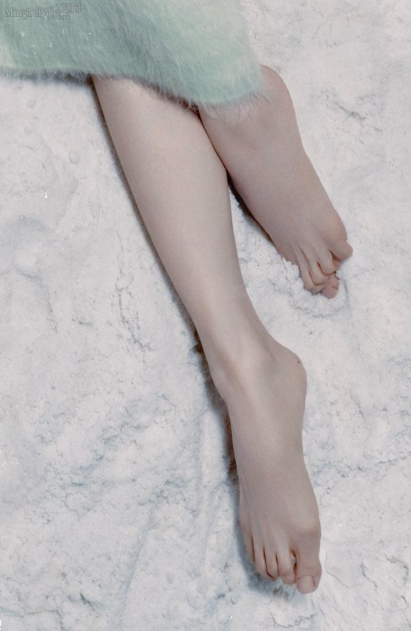 《时尚芭莎》秦岚高清玉足美脸大片姐姐真冻龄女神(2/6)