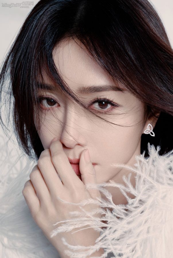 《时尚芭莎》秦岚高清玉足美脸大片姐姐真冻龄女神(4/6)