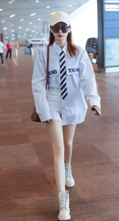 女明星戚薇出行爱秀白皙长腿(2/4)