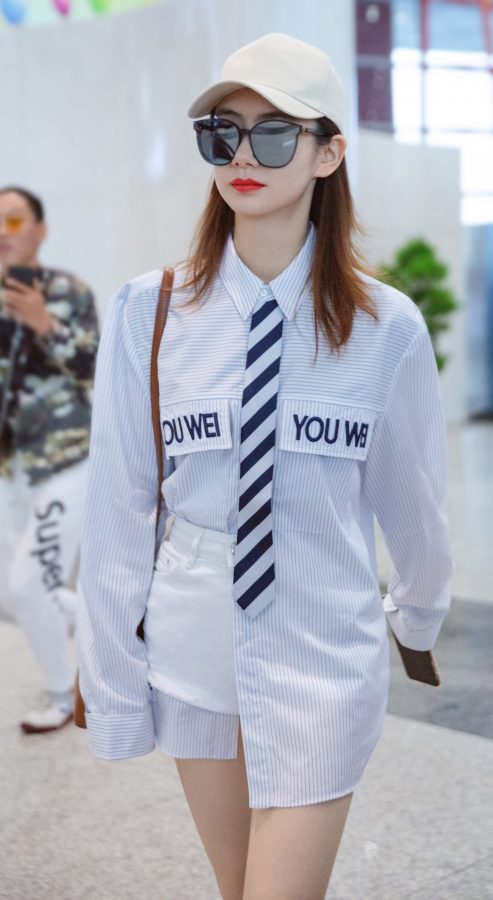 女明星戚薇出行爱秀白皙长腿(4/4)