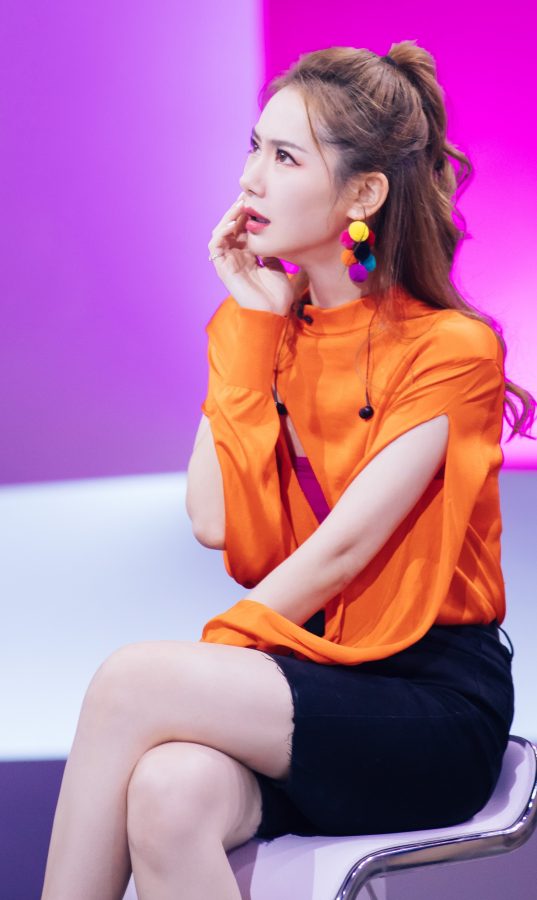 《认真的嘎嘎们》嘉宾戚薇的美细长腿吸睛(3/9)