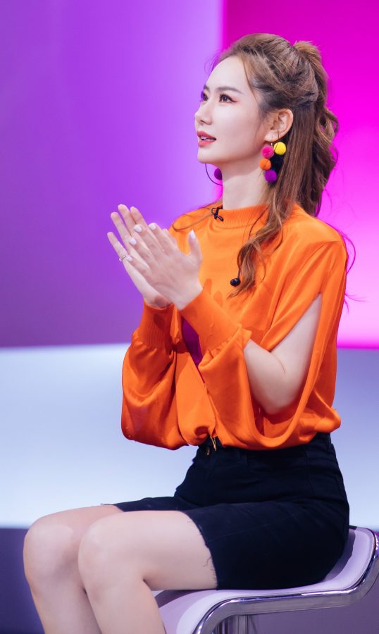 《认真的嘎嘎们》嘉宾戚薇的美细长腿吸睛(4/9)