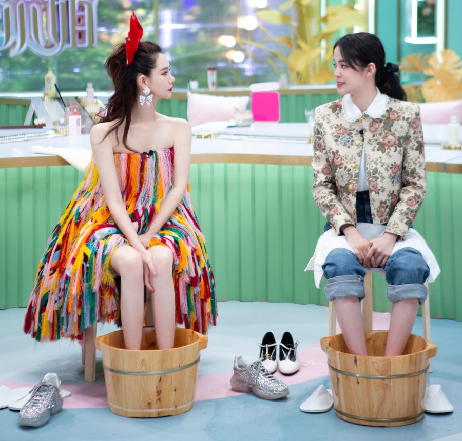 《Beauty小姐》节目现场戚薇脱鞋泡脚(2/7)
