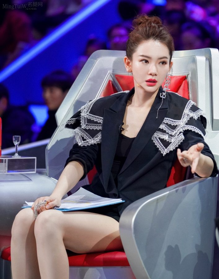 戚薇完美的大腿录制节目脚上踩了Roger Vivier露趾高跟鞋(7/11)
