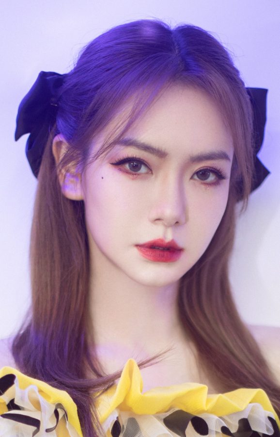 Qi Wei took pictures before recording the show and her eyes were breathtaking(3/5)
