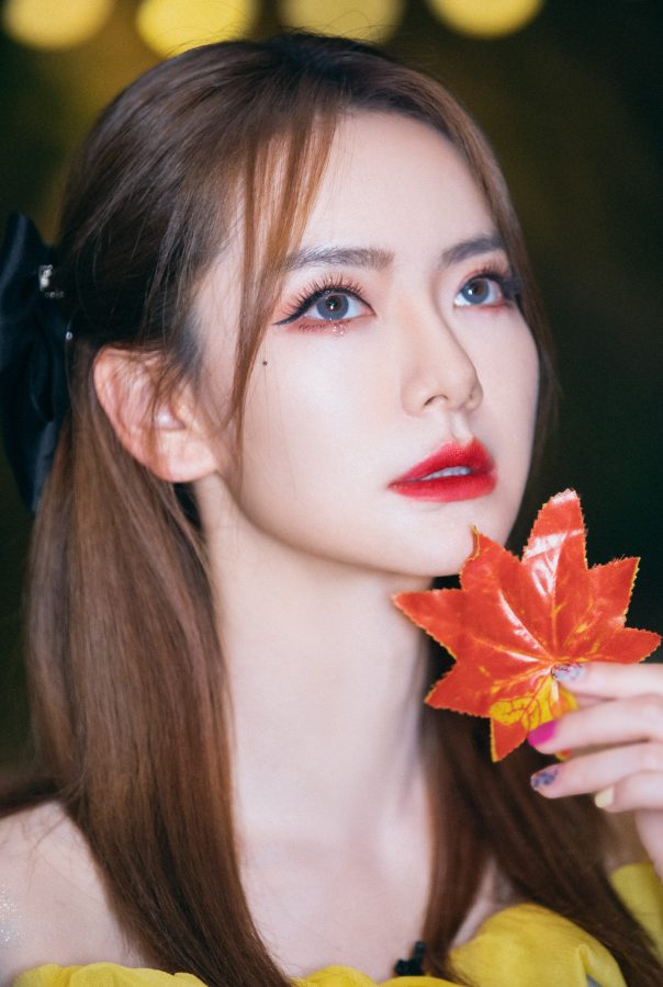 戚薇录制节目前拍照眼神摄人(5/5)