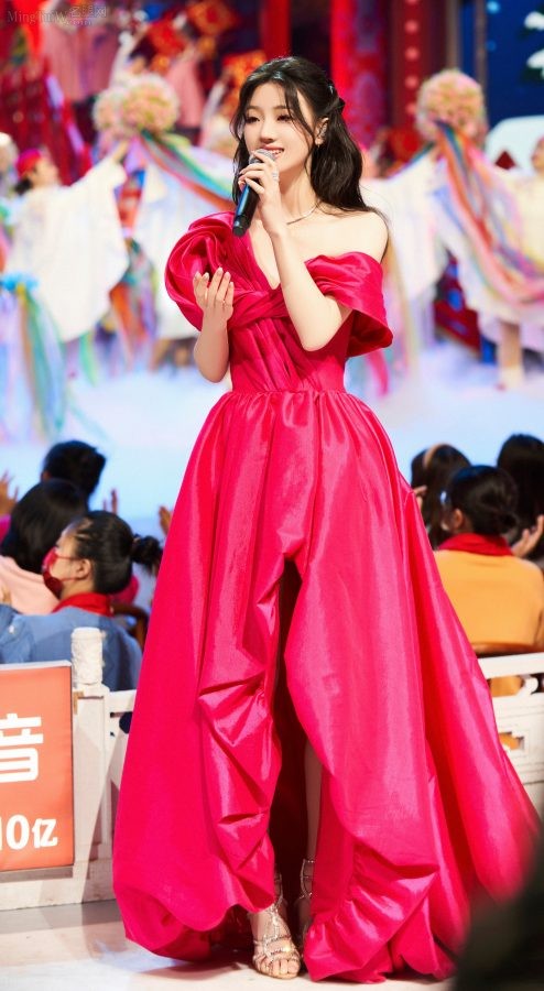 单依纯明艳红裙踩凉高跟演唱主旋律歌曲(2/5)