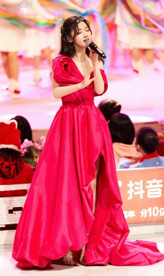 单依纯明艳红裙踩凉高跟演唱主旋律歌曲(3/5)
