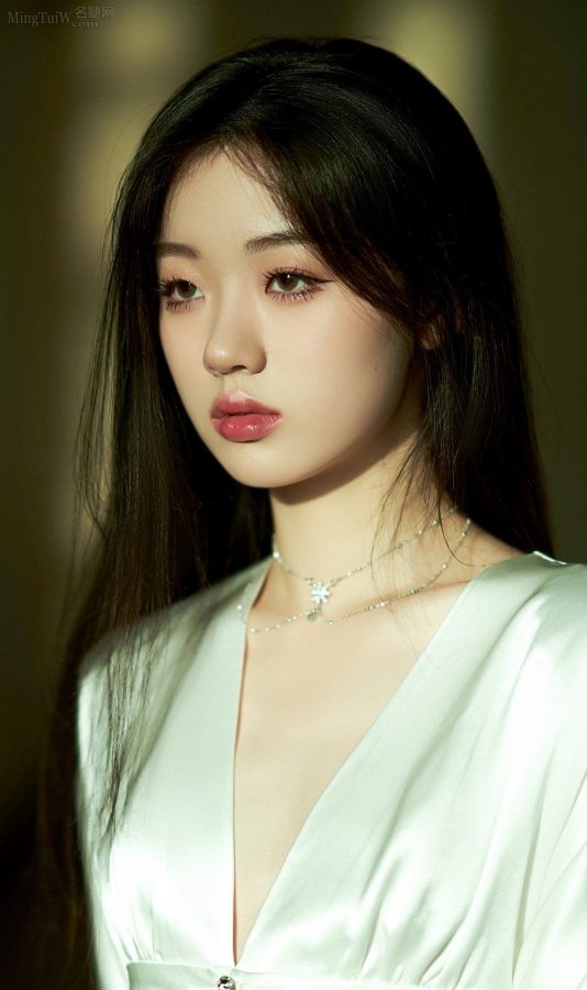 China's Good Voice Shan Yichun's short skirt, beautiful legs, stilettos and stunning blockbuster(3/3)