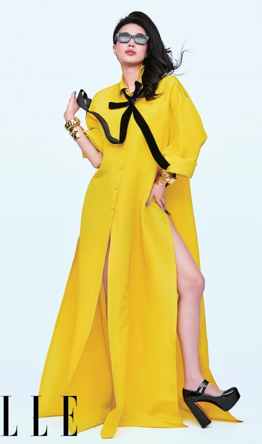 时尚杂志舒淇亮黄色高开叉裙美腿写真（第2张/共3张）