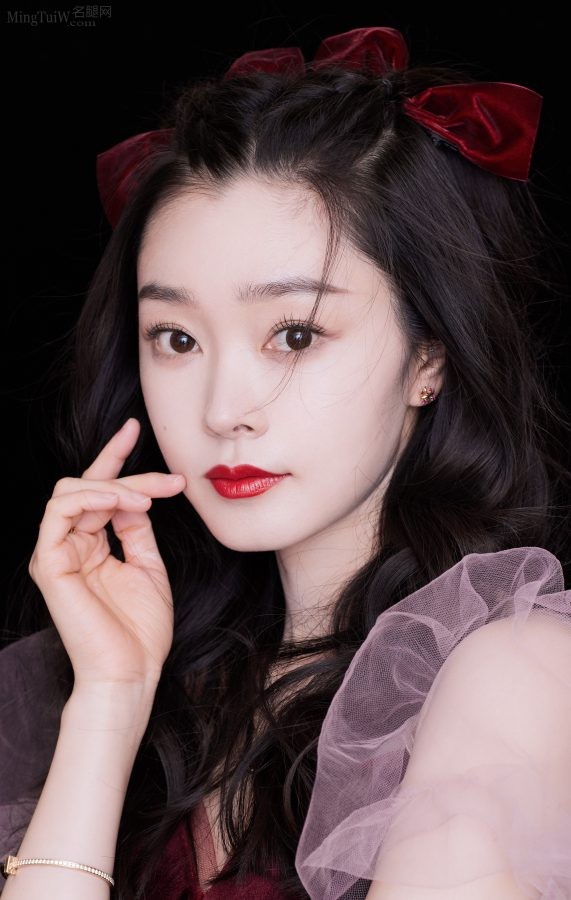 Sweetheart Princess Song Yiming's beautiful eyes and white teeth, high-definition close-up of her beautiful face(2/4)