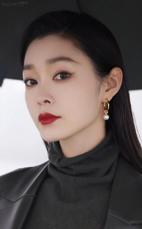 冰清玉洁宋轶雪白美脚踩细高跟(4/5)