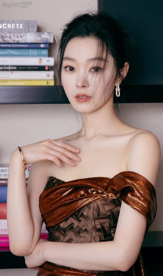 相貌清纯出众的女明星宋轶身着露肩长裙玉脚踩凉高跟(3/4)