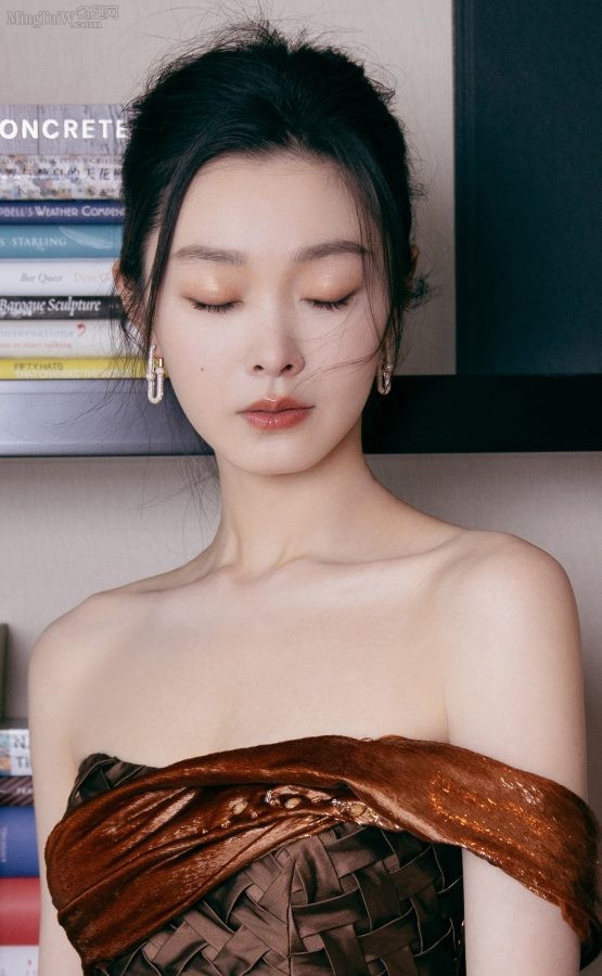 相貌清纯出众的女明星宋轶身着露肩长裙玉脚踩凉高跟(4/4)