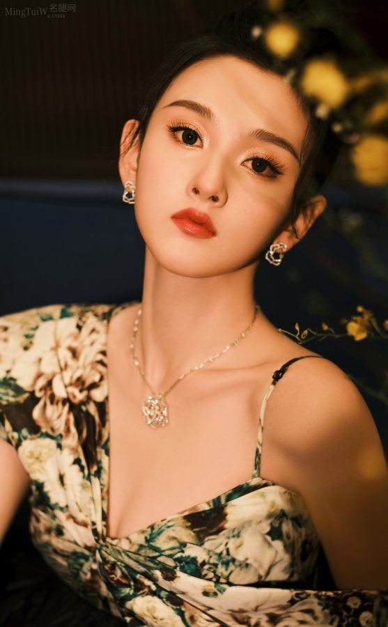 宋祖儿身穿花卉图案装饰吊带低胸裙秀玉沟美背(1/4)