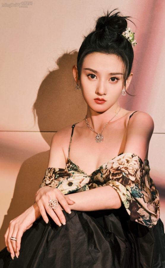宋祖儿身穿花卉图案装饰吊带低胸裙秀玉沟美背(2/4)