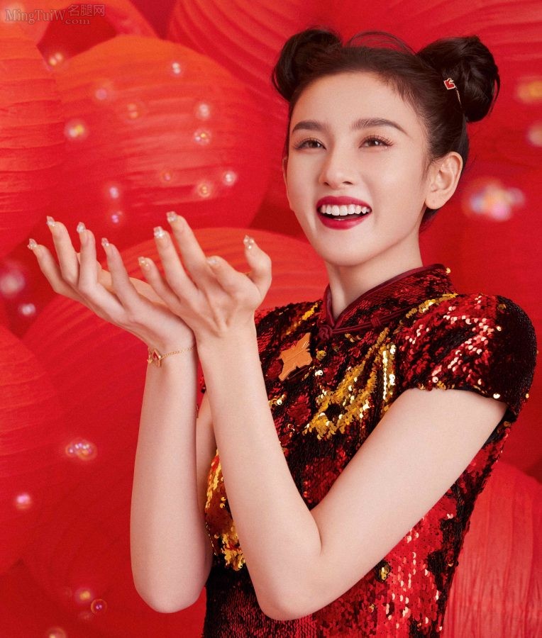 宋祖儿春晚上穿了一条喜庆红色旗袍短裙。谁有露腿高清图请发给我(6/6)