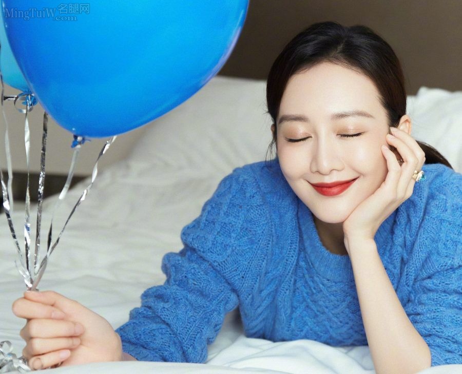 王鸥欧姐精品美足踩在洁白的床单上(3/7)