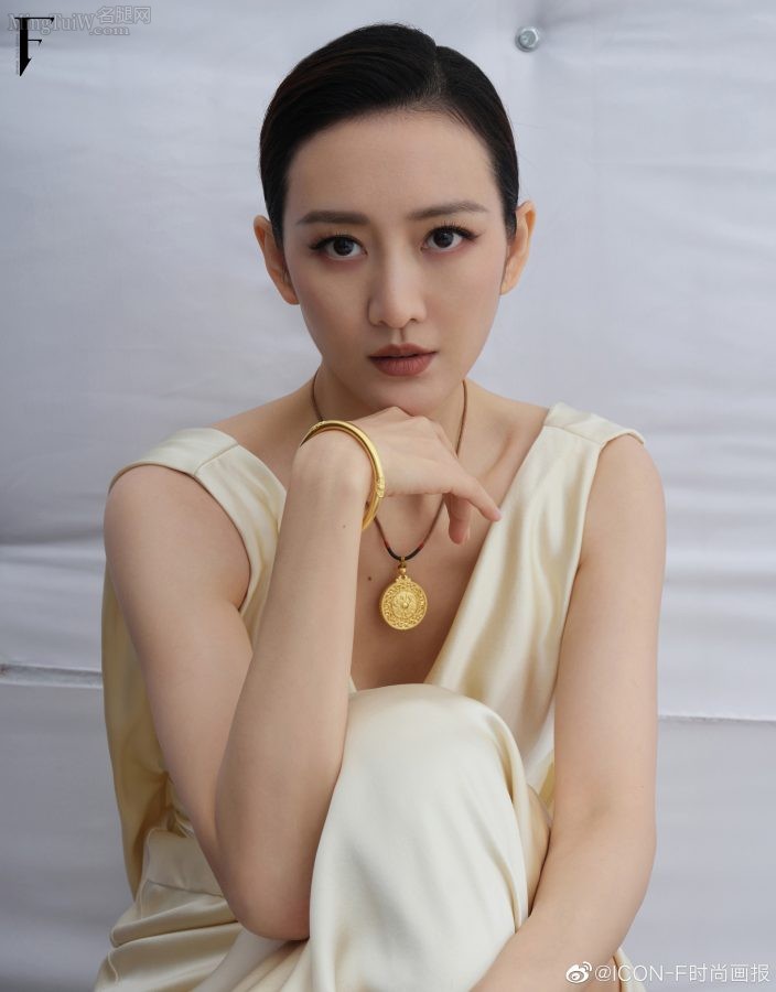 Fashion Illustrated magazine Wang Ou wears multiple outfits to show off her beautiful legs and high heels(11/15)