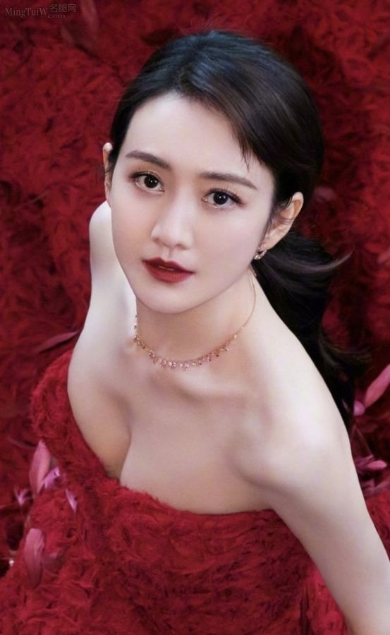 王鸥一身低胸红色礼服大秀香肩玉臂事业线(3/8)