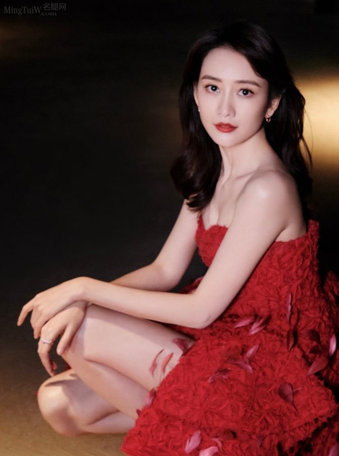 王鸥一身低胸红色礼服大秀香肩玉臂事业线(5/8)