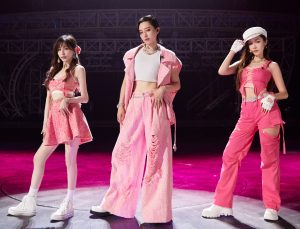 细腿女星王心凌和李斯丹妮、郑秀妍同台合体表演