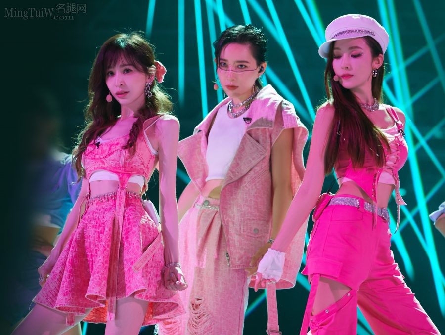 细腿女星王心凌和李斯丹妮、郑秀妍同台合体表演(3/8)